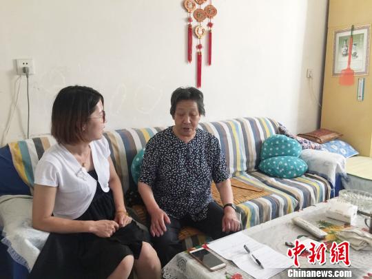 6月22日，甘肃敦煌市城市居家养老服务中心工作人员在苏金莲老人家里回访，了解服务情况及需求。.jpg