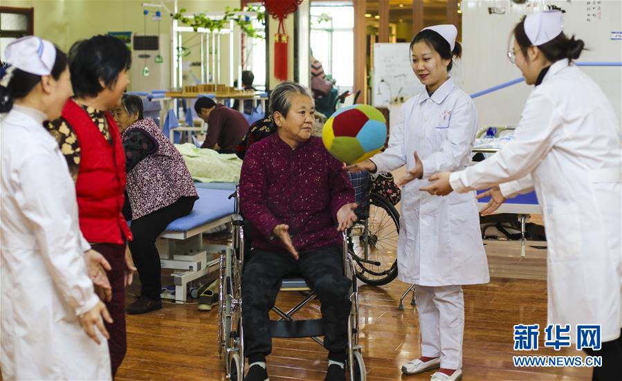 12月28日，武邑县医院医养结合中心工作人员与老人一起做智趣游戏。