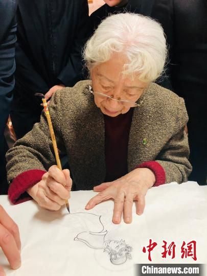 90岁的“敦煌少女”常沙娜指导学员作画。　王祖敏 摄