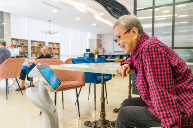 AI、机器人、语音助手：中国银发族的养老“新朋友”