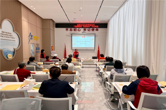 银星社区家门口的“书法课堂”深受老年人喜欢