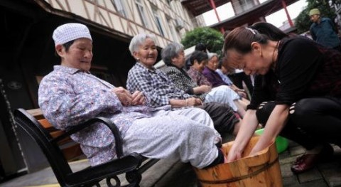 专家谈中国式养老路径：要实现“一碗汤的距离”