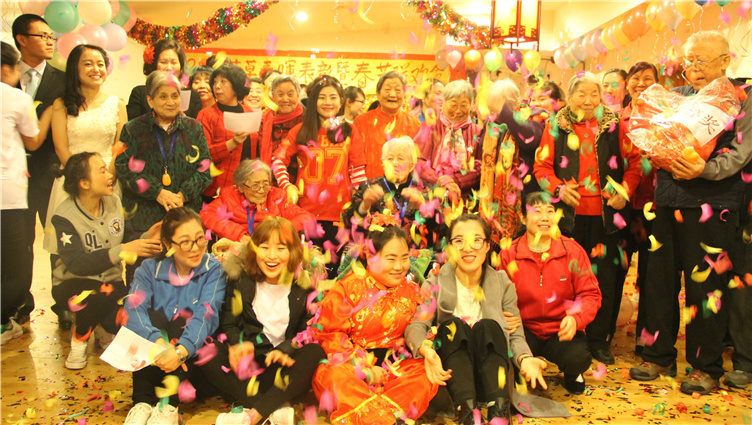 1月27日,除夕夜,寸草春晖养老院员工和老人们团聚在一起,欢喜过新年。 1月27日,除夕夜,寸草春晖养老院员工和老人们团聚在一起,欢喜过新年。