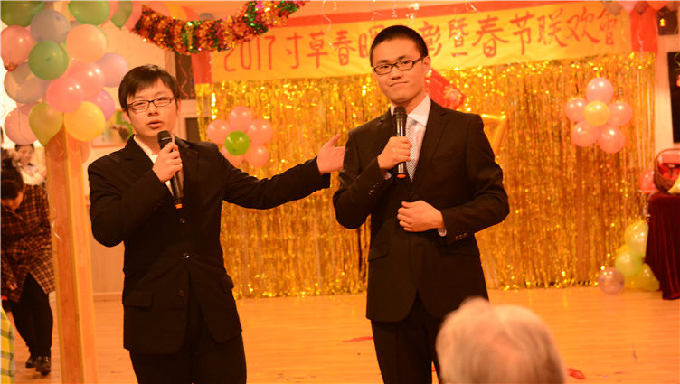 寸草春晖养老院员工表演相声《贴春联吧》 寸草春晖养老院员工表演相声《贴春联吧》