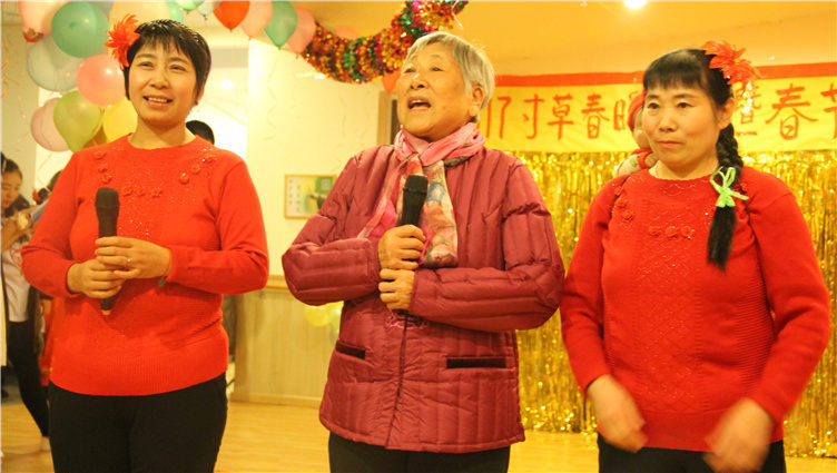 郑奶奶和寸草春晖员工一起唱了一首《回娘家》。 郑奶奶和寸草春晖员工一起唱了一首《回娘家》。
