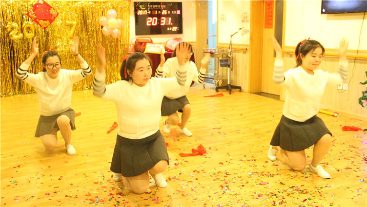 员工们表演舞蹈《大王叫我来巡山》 员工们表演舞蹈《大王叫我来巡山》