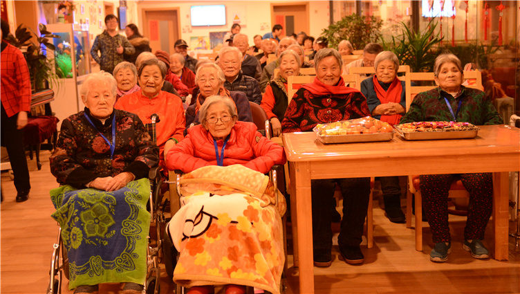老人们一起观看节目。 老人们一起观看节目。