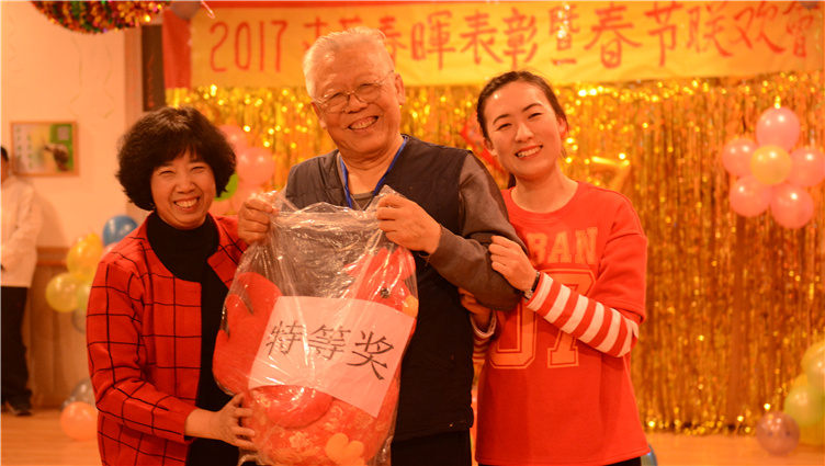 邢爷爷中了特等奖,笑容满溢。 邢爷爷中了特等奖,笑容满溢。