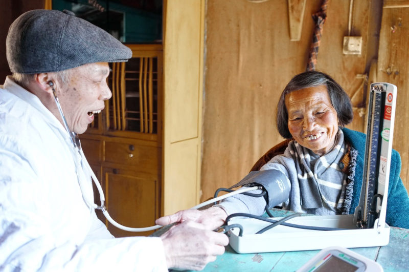 1月12日,大田县均溪镇福塘村签约医生陈美该在林爱叶老人(右)家为她测量血压。 1月12日,大田县均溪镇福塘村签约医生陈美该在林爱叶老人(右)家为她测量血压。