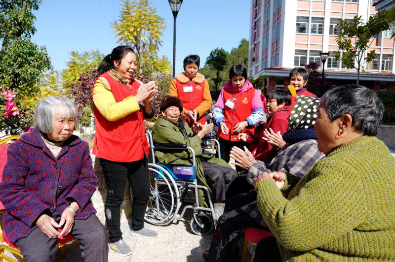 近年来,福建省大田县逐步形成以“居家为基础、村居为依托、机构为补充”的养老服务供给模式,推出家政便民、医疗保健、应急救助等多项服务,推进全县农村居家养老服务发展。截至目前,全县共建设农村居家养老服务中心(含农村幸福院)60所。 近年来,福建省大田县逐步形成以“居家为基础、村居为依托、机构为补充”的养老服务供给模式,推出家政便民、医疗保健、应急救助等多项服务,推进全县农村居家养老服务发展。截至目前,全县共建设农村居家养老服务中心(含农村幸福院)60所。