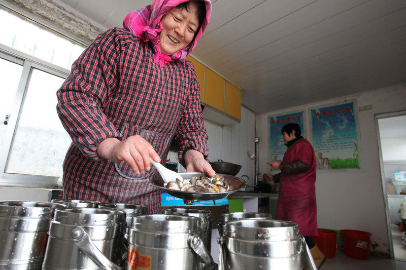 为了满足村里老人养老的需求，崔家村改造集体闲置房屋建成养老服务中心，通过“政府财政补一块，村集体筹一块，社会公益帮一块”筹措资金，开展以“日间照料+居家养老”为主体的农村养老服务。