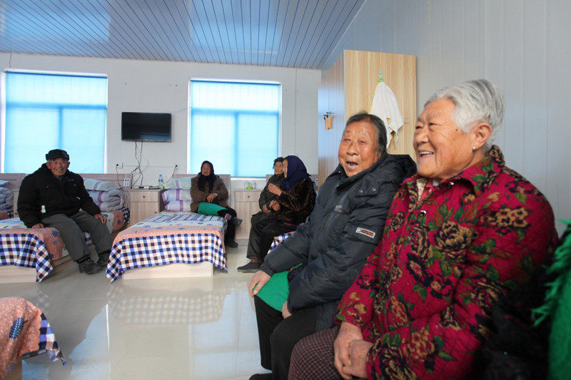 年龄85岁以下的老人，按月缴纳少量的伙食费，85岁以上的老人由村里实行免费供养。目前，这种模式已在文登区多个乡镇推广，助农村老人安享晚年。