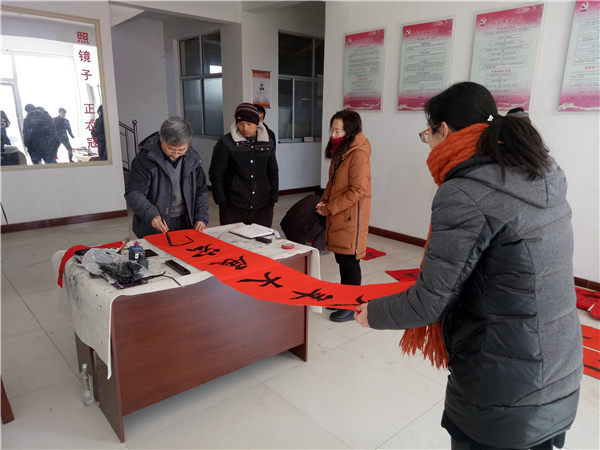 原县老龄办主任宋增秋微结亲连心写春联.jpg 原县老龄办主任宋增秋微结亲连心写春联.jpg