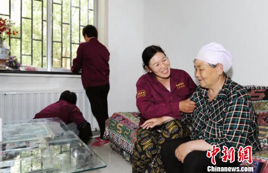 资料图。图为敦煌市城市居家养老服务中心的员工为老年人上门提供服务。 敦煌市民政局供图.jpg