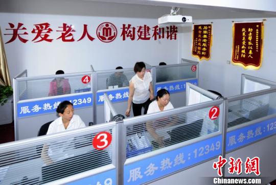 资料图。图为敦煌市民政公益12349服务热线的接线员，他们负责根据老年人的来电需求，分派上门服务的人员。敦煌市民政局供图.jpg