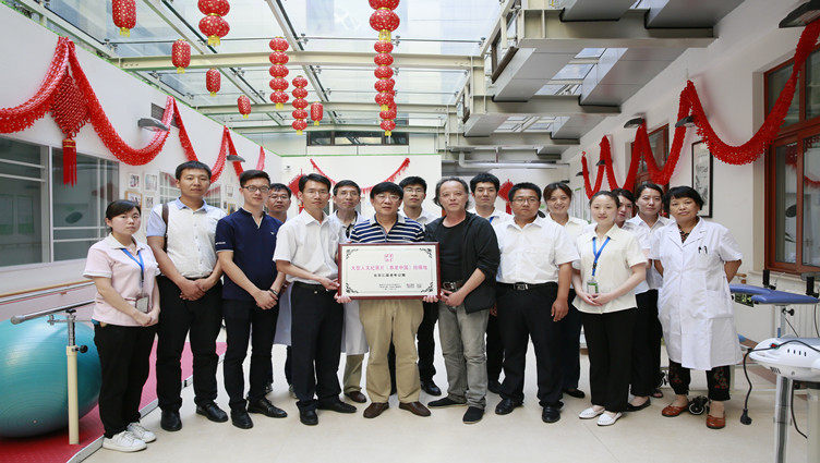 《养老中国》摄制组为纪录片拍摄地北京汇晨老年公寓授牌。