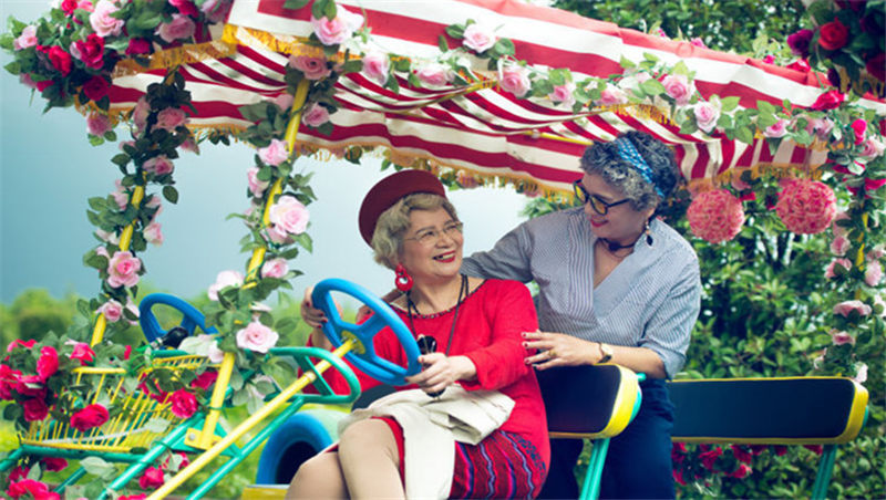 八旬“花样奶奶”春游照堪比明星