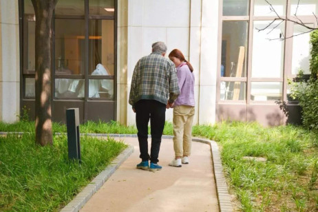 当阿尔茨海默症来临，愿他们被这个世界温柔以待