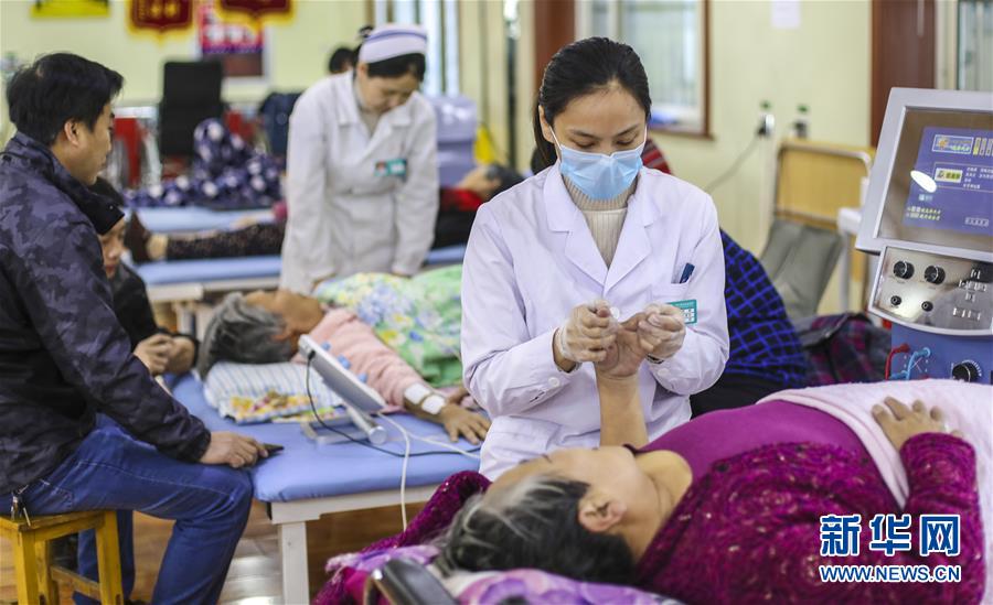 12月28日,武邑县医院医养结合中心康复师在为老人进行手功能锻炼。