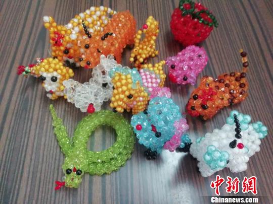 武汉七旬太婆“变废为宝”制作手工艺品