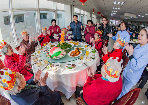 “四季青”大家庭的老人同过生日