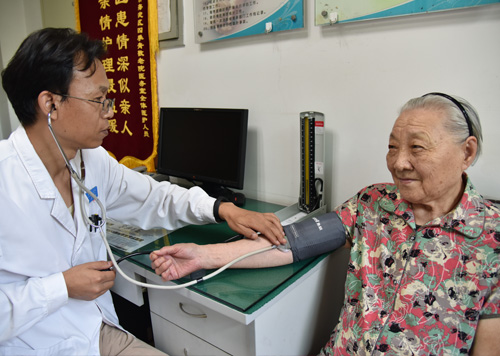 为老人做日常健康体检