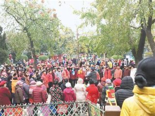 一群老年人组成“精气神”合唱团，每天唱歌——唱出健康 唱出快乐