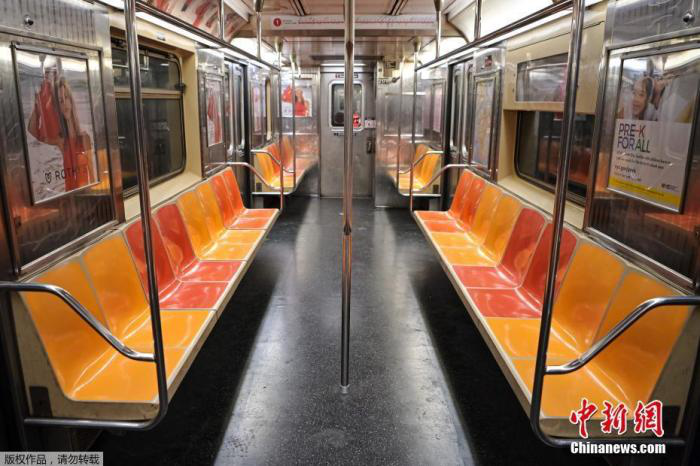 资料图:图为受新冠肺炎疫情影响,在美国,空旷的地铁车厢.