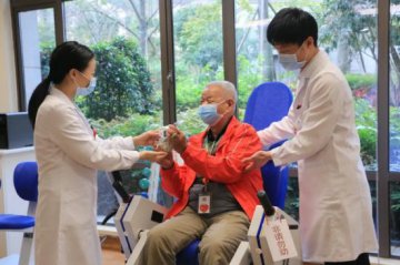 空巢老人疫情下遭遇窘境泰康之家养老社区硬核抗疫来破解