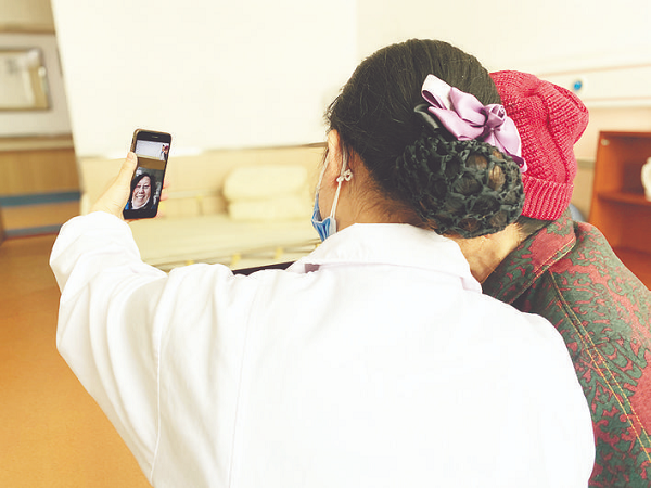 养老院开启预约探视 老人与家属“久别重逢”