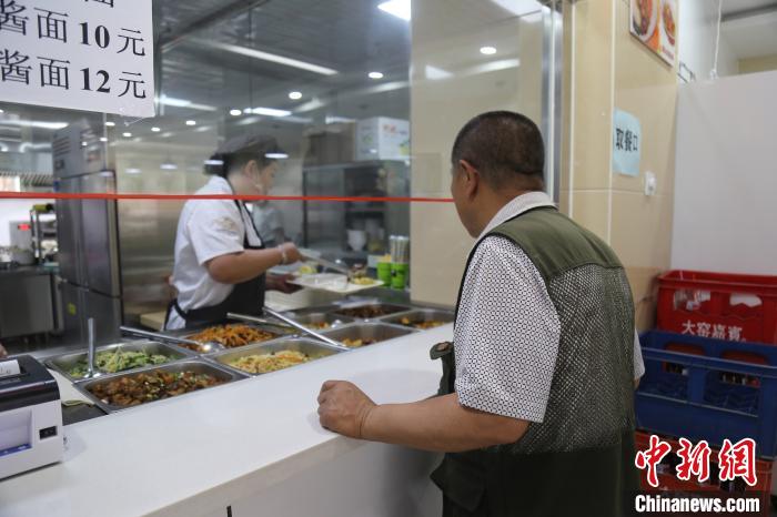 图为老人在社区为老餐厅里点餐。 梁良 摄 图为老人在社区为老餐厅里点餐。 梁良 摄