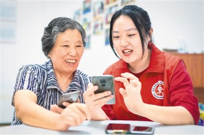 支付难、看病难、孤独感加剧 谁帮老人迈过＂数字鸿沟＂？