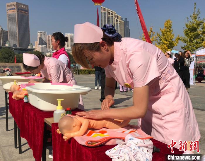 甘肃促家政服务业发展:建信用体系技能扶贫逾5万人