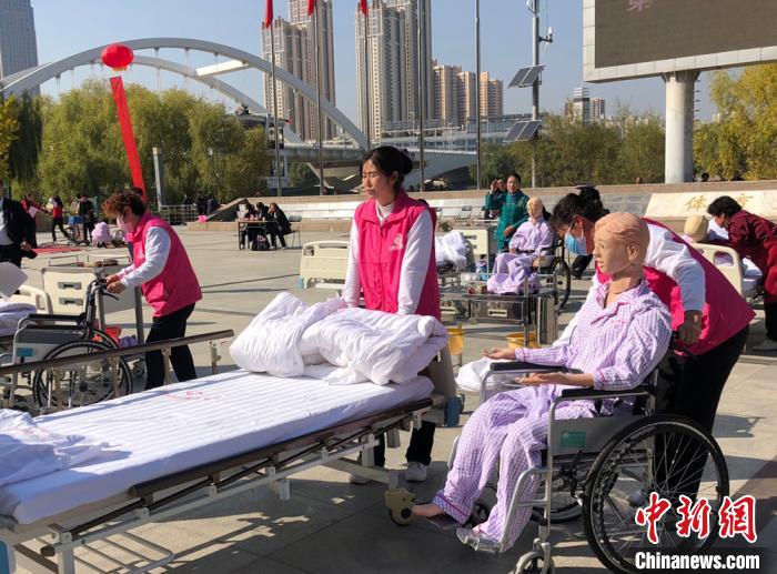 图为居家养老护理比赛项目。(资料图) 徐雪 摄 图为居家养老护理比赛项目。(资料图) 徐雪 摄
