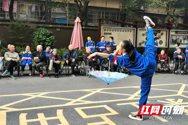 这群初中生，将文艺演出的舞台搬进了红花坡养老院