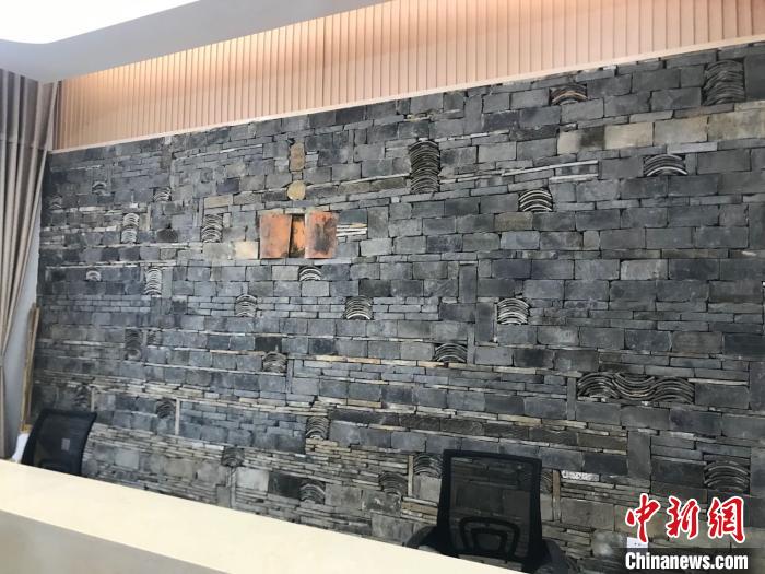 为让老人们有归属感,强蛟镇便民服务中心将墙面装修成旧瓦片风格。 李典 摄 为让老人们有归属感,强蛟镇便民服务中心将墙面装修成旧瓦片风格。 李典 摄