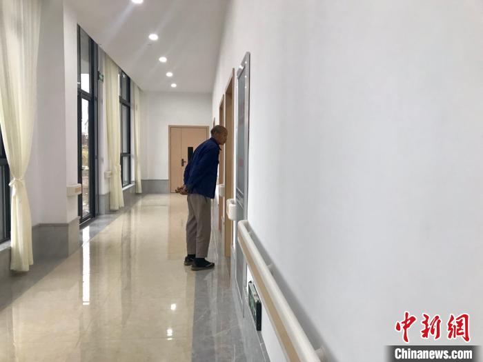 村民参观当地养老综合体。 李典 摄 村民参观当地养老综合体。 李典 摄