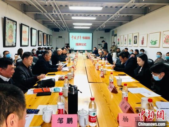 11月8日，中国老年书画院与北京虚苑美术馆共同开设的“艺术康养课”举行首期开班仪式。　王祖敏 摄