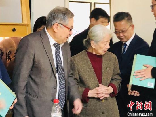 李可染画院院长李庚向常沙娜先生赠书。 王祖敏 摄