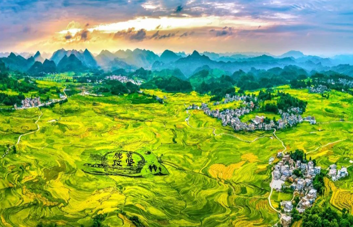 山河日月刻初心 八载春秋写华章