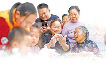 抱团过晚年 养老不出村