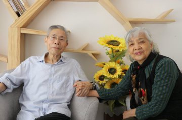 省委书记、市委书记调研郑州养老服务工作期间，这位老人“火”了