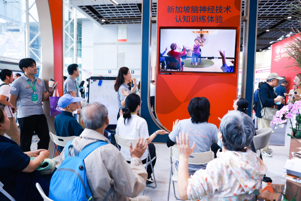 现场长辈体验新加坡脑神经技术认知训练