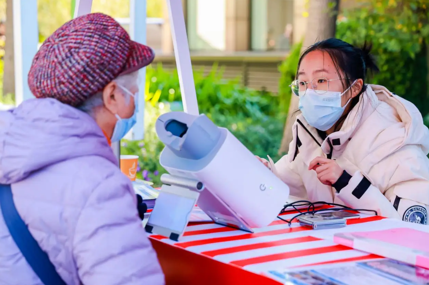 “朝阳·新青年”银发集市暖金秋，银龄生活展新貌