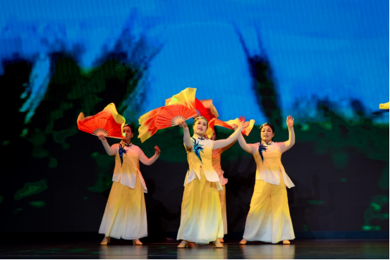 浙江嘉兴“银发舞者”惊艳安徽乐龄春晚!长三角文化共融再添暖心一幕